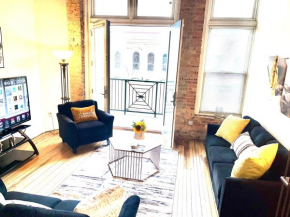 Charming 2 BDRM Historic Loft with Fireplace, Pking, Balcony